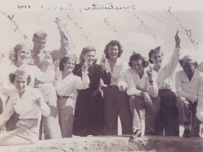 1943年，几名身着军装的妇女挥手的照片